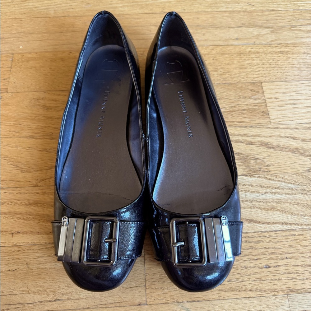 Etienne Aigner black patent leather flat with buckle at toe Sz 8